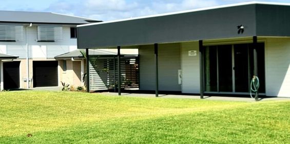 4-Bed Near Brand-New Townhouse With Two Ensuites! - Photo 3