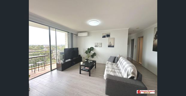 Newly Renovated, North Facing & Spacious Apartment in Prime Location With Spectacular City Views - Photo 1
