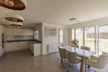 4 bedroom detached house to rent - Photo 2