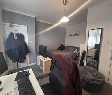 Rosemont Walk (room 1), Bramley, Leeds - Photo 5