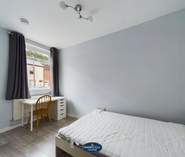 4 bedroom end of terrace house to rent - Photo 2