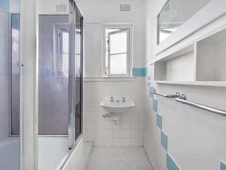 Light & Sunny, Art Deco 2 Bedroom Security Apartment - Photo 2