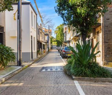 Contemporary north facing one-bedroom apartment in the heart of Sur... - Photo 1