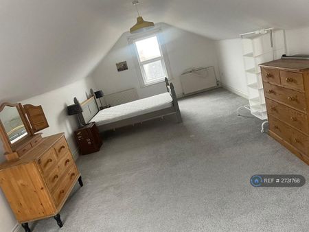 1 bedroom in a flat share to rent - Photo 3