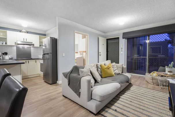 CHIC URBAN APARTMENT - Photo 1