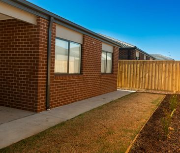 A Brand New Family Home in Tarneit – Style, Space & Modern Comfort! - Photo 2