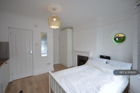 Studio to rent - Photo 2