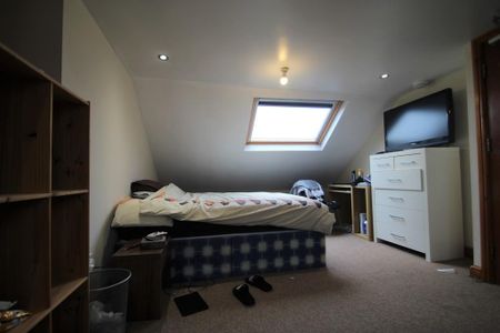 5 bedroom semi-detached house to rent - Photo 2