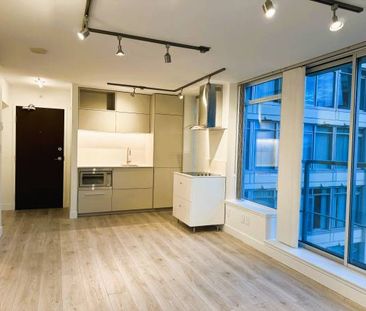 Beautiful renovated corner one bed & a den with gorgeous views - Photo 1