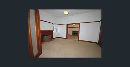 Spacious Family Home with Art Deco Charm in Prime Location - Photo 2