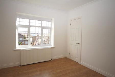 4 bedroom Semi-Detached House to let - Photo 3