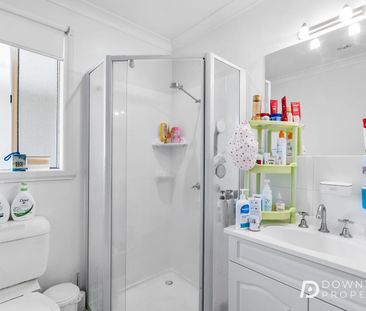 Modern Sun-Filled Villa with Private Deck and Quality Finishes in Q... - Photo 6