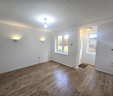 Chiltern Avenue, Farnborough, GU14 - Photo 1