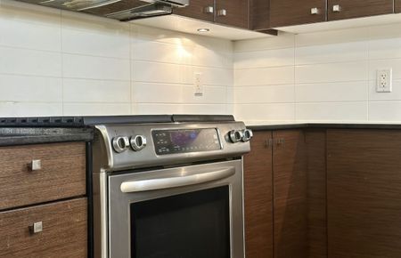 Richmond City Center Spacious 1 Bed/1 Bath+Den Condo For Rent (Richmond) - Photo 4