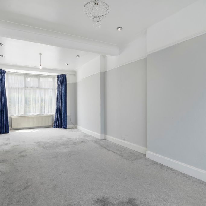 Springfield Gardens, London, NW9 - Photo 1