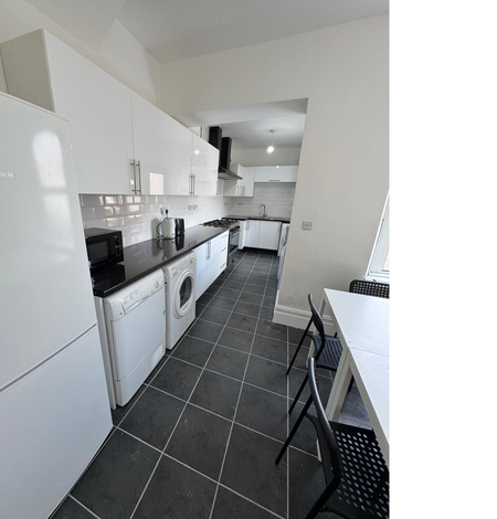 1 bedroom in a house share to rent - Photo 2