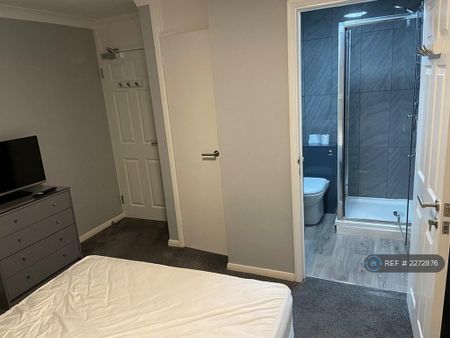 1 bedroom in a house share to rent - Photo 2