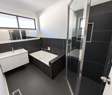 4 bedrooms with modern kitchen & in Templeton Primary School Zone - Photo 6