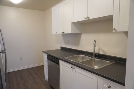 Royal Oak Towers - Photo 2