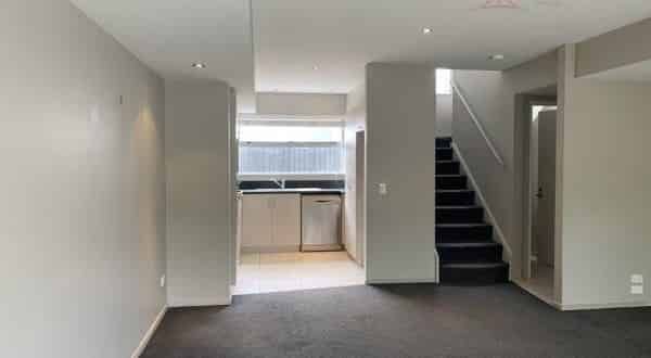 Modern two-level townhouse - Photo 1