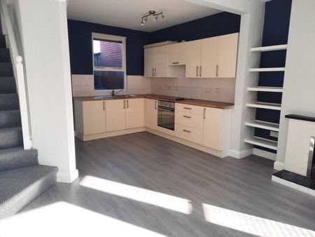 Partly Furnished 2 Bedroom Terrace - Photo 4