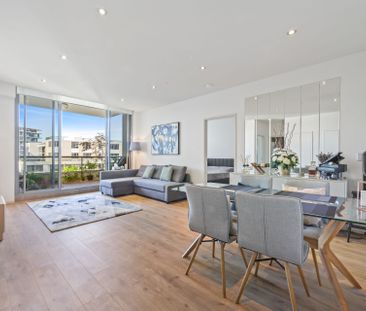 Sun drenched, cool and ultra private apartment with timber floors - Photo 1