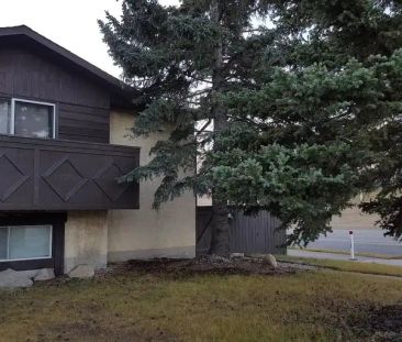 Nice Duplex in Beddington Heights 4 bedrooms | 6 Berkley Gate NW, Calgary - Photo 1