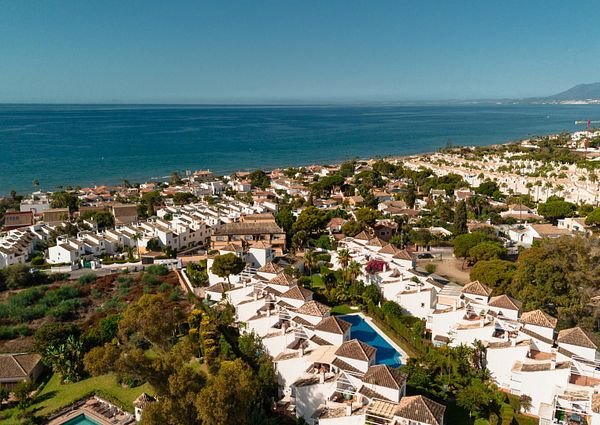 Townhouse in Costabella with sea views