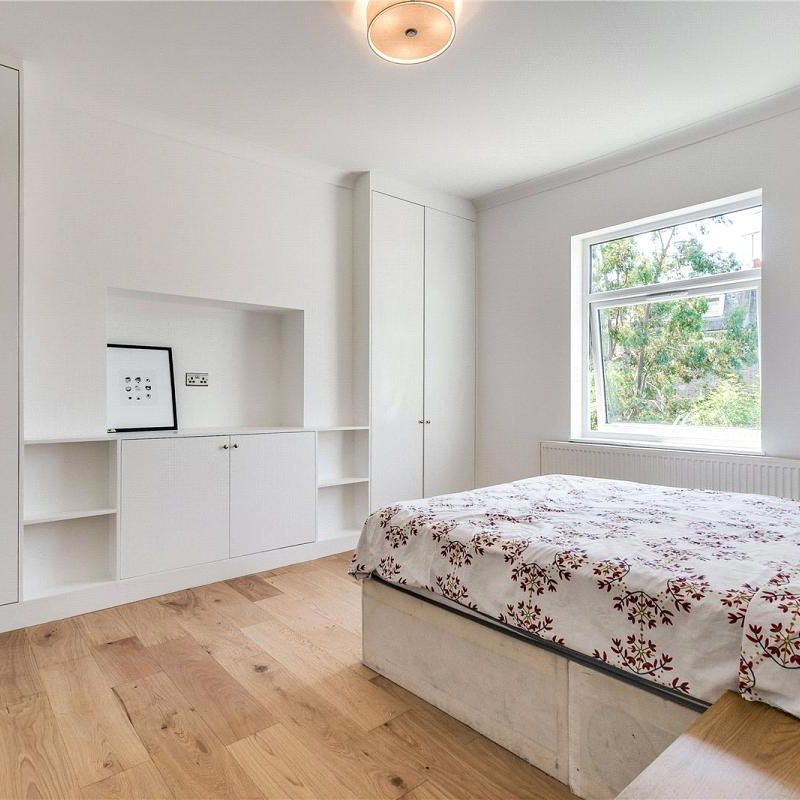 4 bedroom flat in London - Photo 1