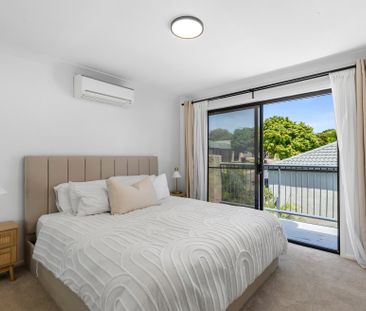 Spacious Townhouse with Large Courtyard - Photo 4