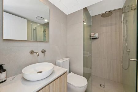 “North-Facing Sub-Penthouse With Spectacular Views” - Photo 4