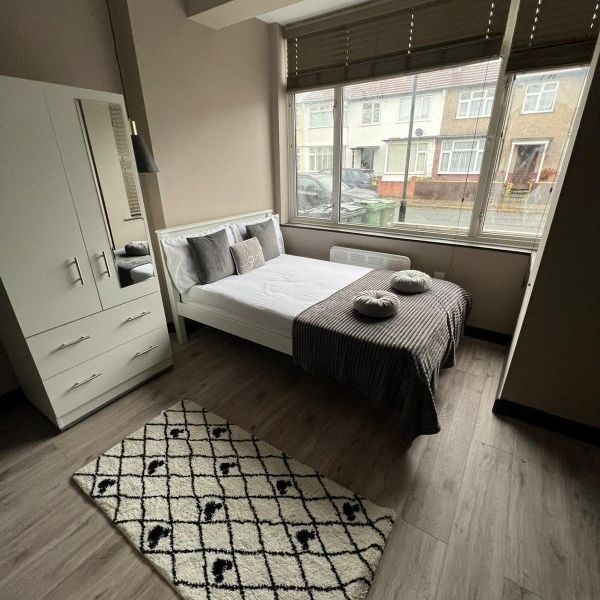 Studio Flat, Woodmansterne Road, SW16 - Photo 1