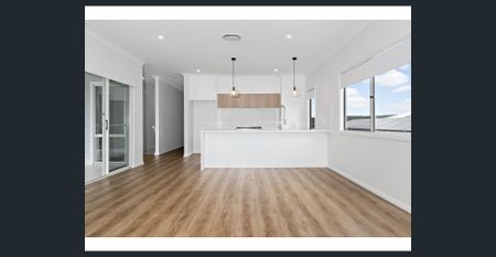 IMMACULATE FAMILY HOME IN CAMERON PARK – PERFECT BLEND OF STYLE AND CONVENIENCE - Photo 3