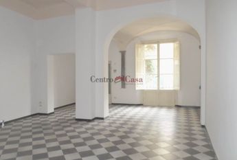 Appartamento non arredato, di ampia metratura, con 3 camere!