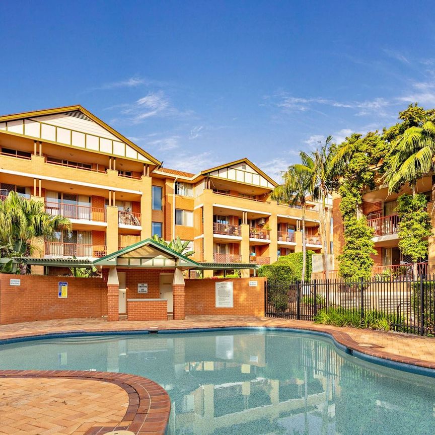 FANTASTIC LOCATION, ONLY A MOMENTS WALK TO NORTH STRATHFIELD & CONCORD WEST STATION! - Photo 1