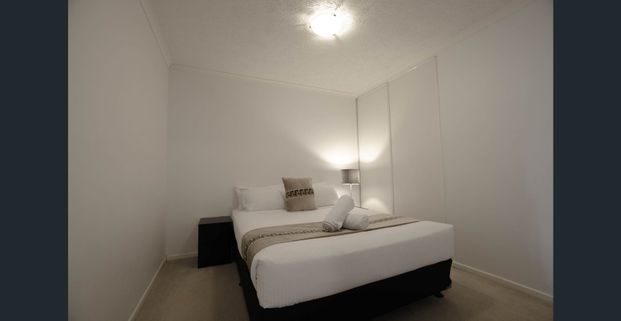 Fully Furnished Two Bedroom One Bathroom Apartments - City Views - Photo 1