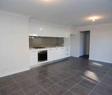 Live Comfortably in Calderwood: Stylish Apartment Available for Ren... - Photo 3