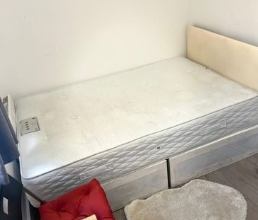 Room in a Shared Flat, Mora Road, NW2 - Photo 2