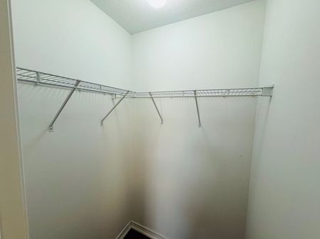 For Lease - 2449 Tesla Crescent, Oakville, Ontario - Photo 3