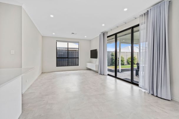 Delightfully comfortable home - Photo 1