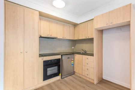Spacious Studio in the Heart of Taylor Square - Rooftop Access & Parking - Photo 5