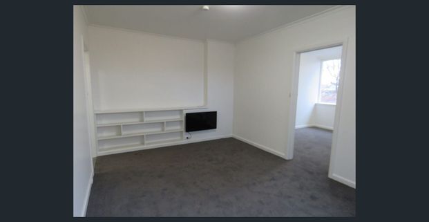 Light Filled 1 BEDROM APARTMENT! - Photo 1
