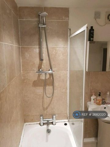 1 bedroom in a house share to rent - Photo 5