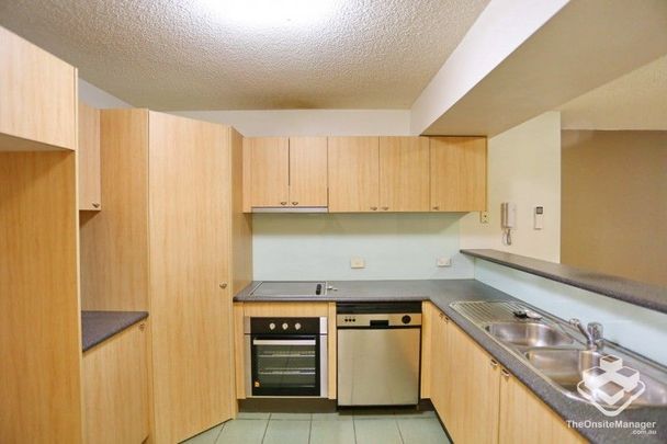 Two bedroom apartment at heart of Toowong - Photo 1