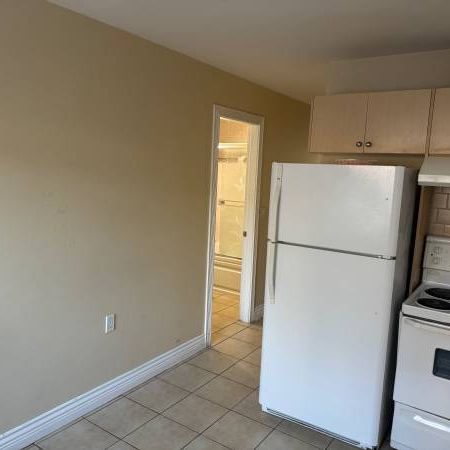 Main e55th ave. 1 floor for rent. - Photo 1