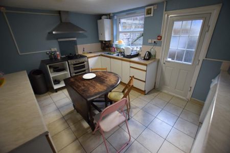 1 bedroom in a house share to rent - Photo 2