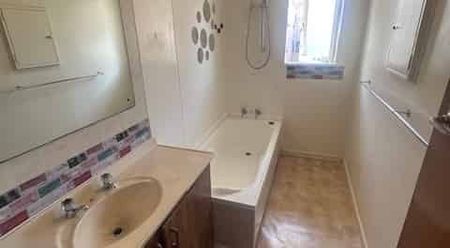 TIDY FAMILY HOME WITH SLEEPOUT - Photo 4