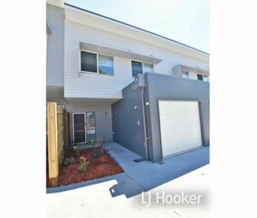 STUNNING TOWNHOUSE. OUTSTANDING LOCATION - Photo 6