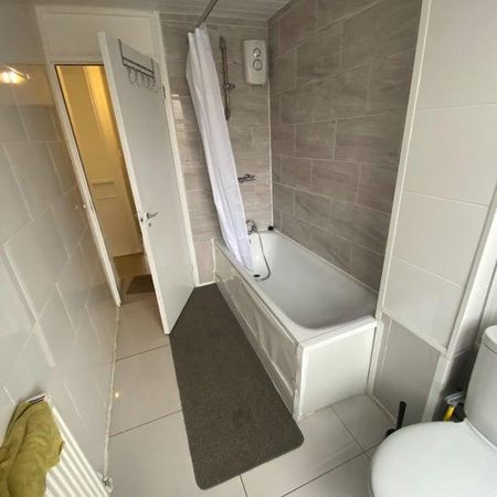 1 bedroom in a flat share to rent - Photo 4