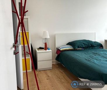 3 bedroom flat to rent - Photo 4